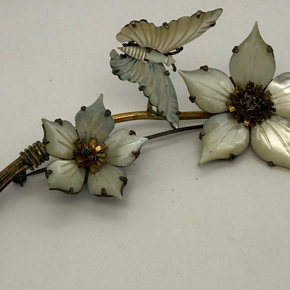 Vintage 9.25 Gold Wash Mother Pearl MOP Pâte de Verre Flower Butterfly Brooch